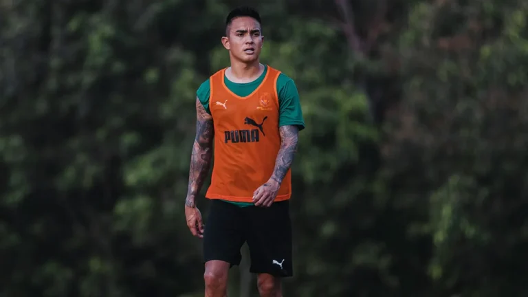Oscar Santis entrena con su nuevo equipos